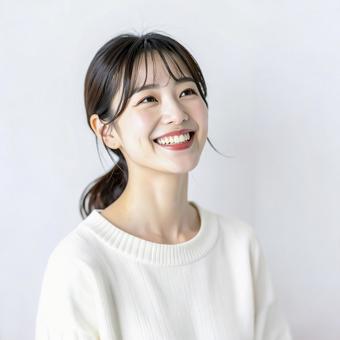 白いセーターの若い女性 生成AI 白いセーターの若い女性 生成AIの写真