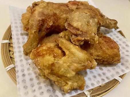 皮がパリパリに揚がったフライドチキン 鶏肉,鶏もも,フライドチキンの写真素材