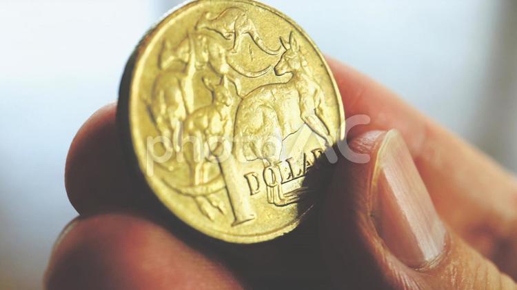 オーストラリアドル硬貨を掴む指 オーストラリアドル,硬貨,指の写真素材