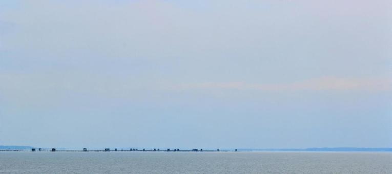曇り空と湖 曇り空と湖の写真