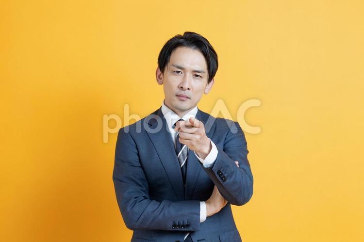 腕を組み怒るビジネスマン イケメン,ハンサム,プロフィール写真の写真素材