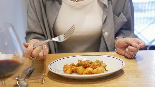 食事をする女性 食事をする女性の写真