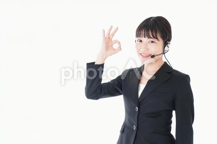 若い女性オペレーター・同時通訳イメージ マイク,ヘルプ,電話対応の写真素材