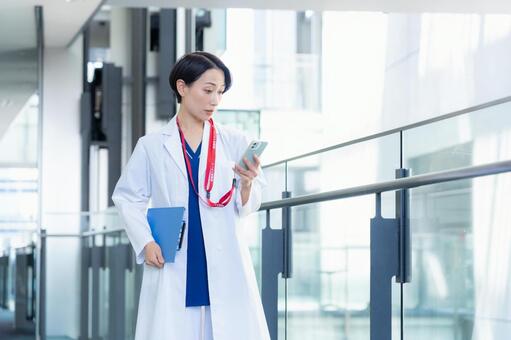 病院で働く女性の医者 病院,医者,医療の写真素材