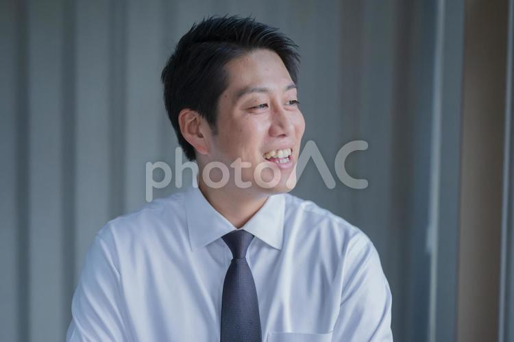 窓の外を見るビジネスマン(その７１) ビジネスマン,ビジネス,オフィスの写真素材