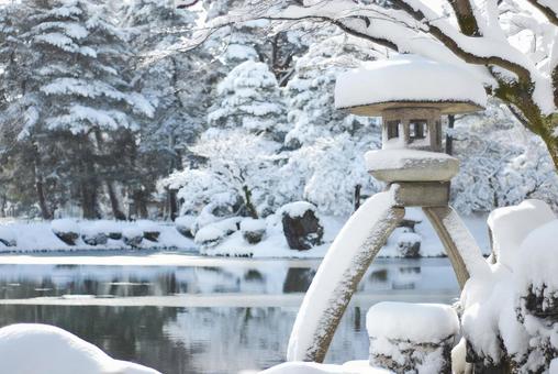 雪の兼六園 ことじ灯籠と霞ヶ池（石川） 兼六園,ことじ灯籠,石灯籠の写真素材