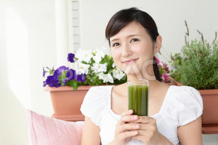 野菜ジュースを飲む笑顔の女性 女性,女,ジュースの写真素材