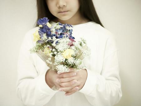 花を持つ少女 花を持つ少女の写真