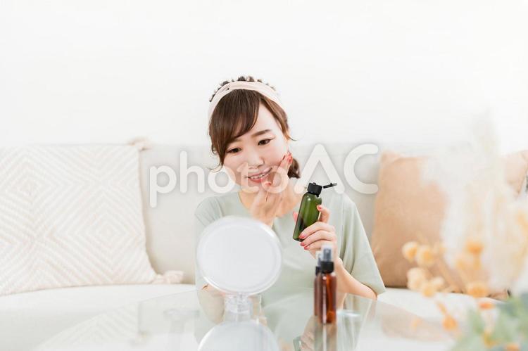 基礎化粧品・コスメを使う日本人女性 ヒアルロン酸,コラーゲン,セラミドの写真素材
