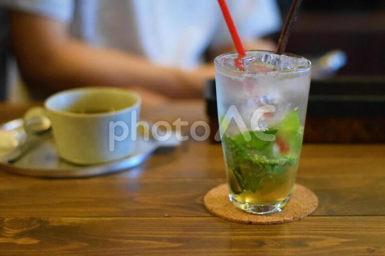 カフェにて「モヒートとコーヒー」 モヒート,ミント,カフェの写真素材