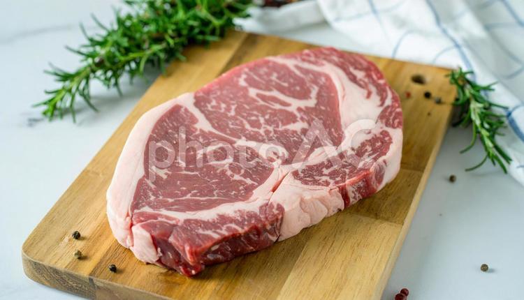 カッティングボードの上の分厚いステーキ ステーキ,牛肉,黒毛和牛の写真素材