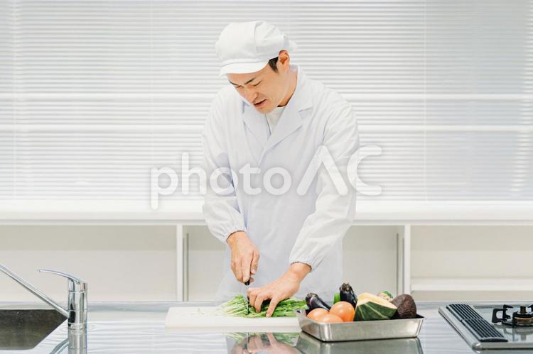 食品工場・給食センターで働く調理員の男性 料理,調理,調理員の写真素材