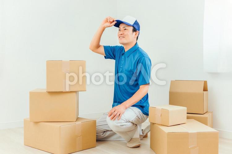 引越し作業をする男性（笑顔） 引越し,引越し業者,ダンボールの写真素材