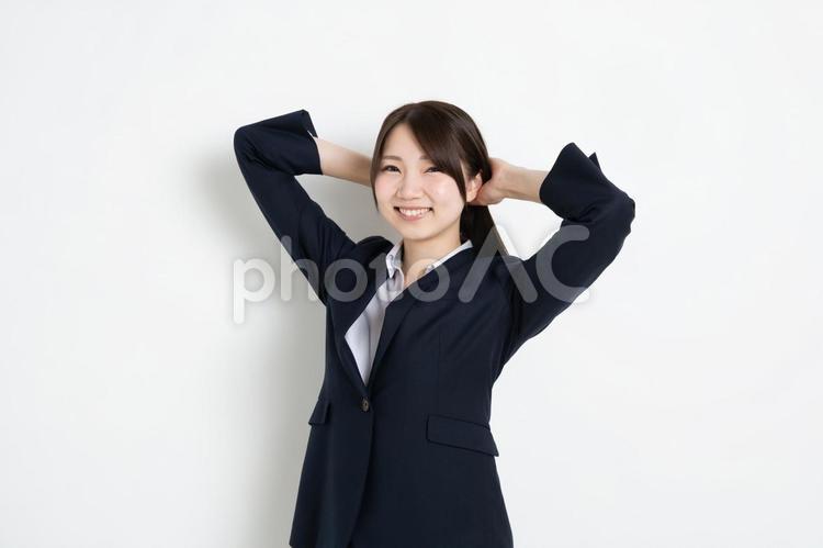 髪を束ねようとしているビジネスウーマン ビジネス,スーツ,ワイシャツの写真素材