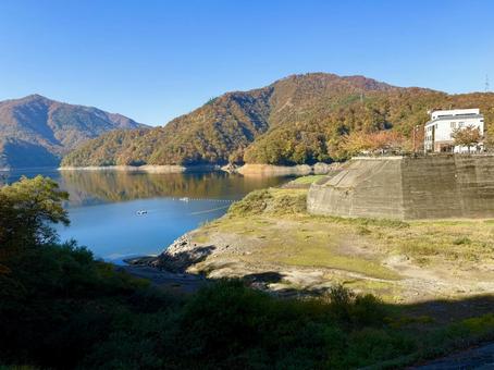 秋の福井の九頭竜ダム　紅葉に色づく湖 旧道,ロックフィルダム,湖の写真素材