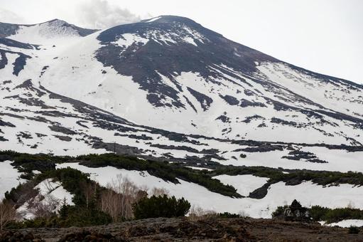 十勝岳望岳台から見た雪が残る山 十勝岳望岳台から見た雪が残る山 十勝岳望岳台,観光名所,観光スポットの写真素材