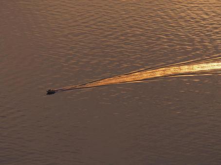夕煌の航跡 夕日,海,船の写真素材