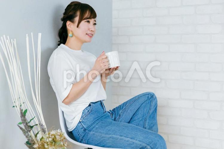 コーヒーを飲んでくつろぐアジア人女性 リラックス,くつろぐ,コーヒーの写真素材