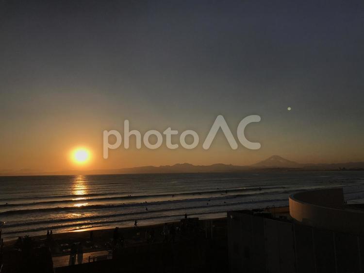 湘南の夕日と富士山 日暮れ,太陽,浜の写真素材