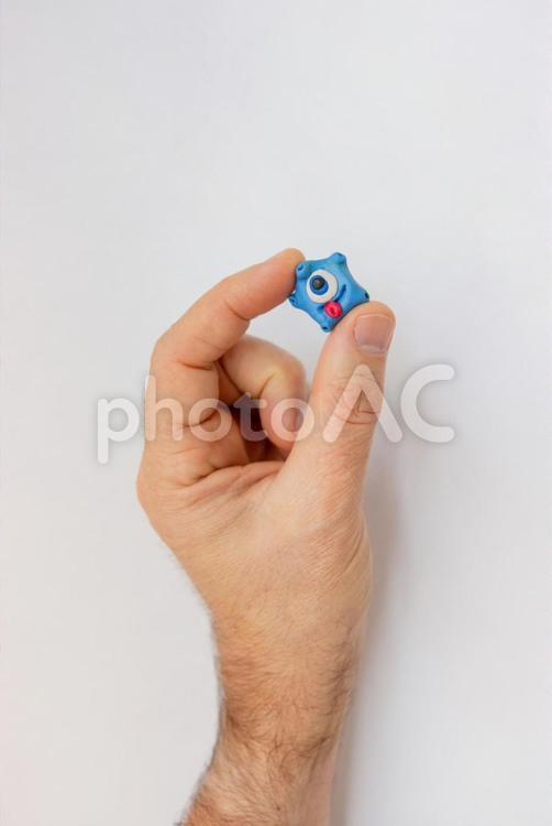 水色のお化けをつまむ手元 手元,人物,お化けの写真素材