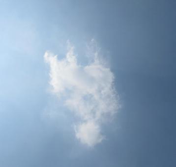 青い空に浮ぶ白い雲 青い空に浮ぶ白い雲の写真