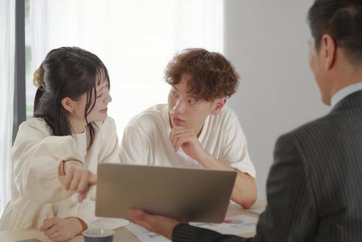 保険や資産運用の相談をするカップル 保険や資産運用の相談をするカップル 商談,契約,カウンセリングの写真素材