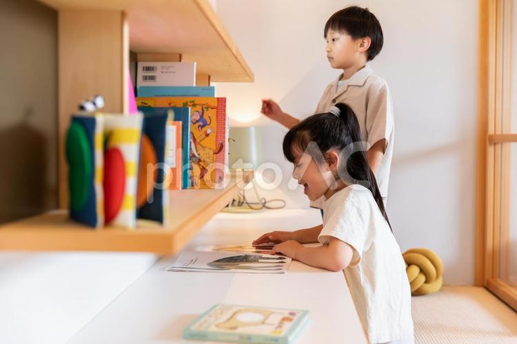 子供部屋の風景　 子ども部屋,子ども,兄妹の写真素材