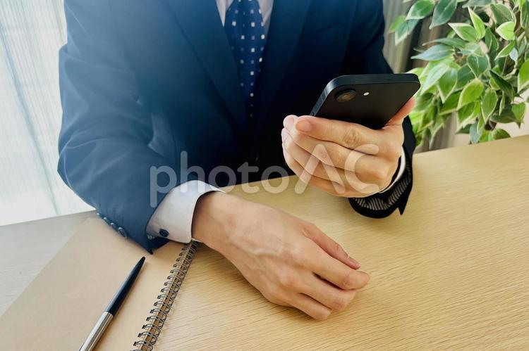 スマートフォンを操作するビジネスマン 操作,スマホ,タップの写真素材