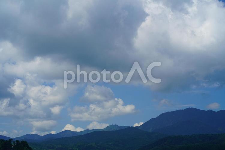 白い雲と夏の山の風景　１ 白い雲,雲,夏の写真素材
