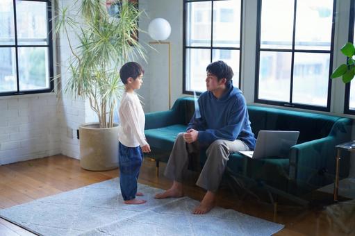 向かい合って話す親子 向かい合って話す親子の写真