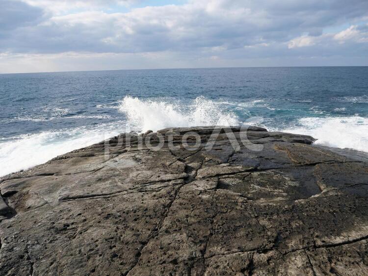 日本海　岩場　波　海 日本海,海,波の写真素材