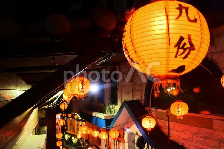 台湾　九份の夜景 九份,赤提灯,赤の写真素材