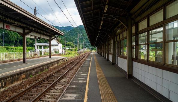 田舎の駅のホーム 田舎の駅のホームの写真