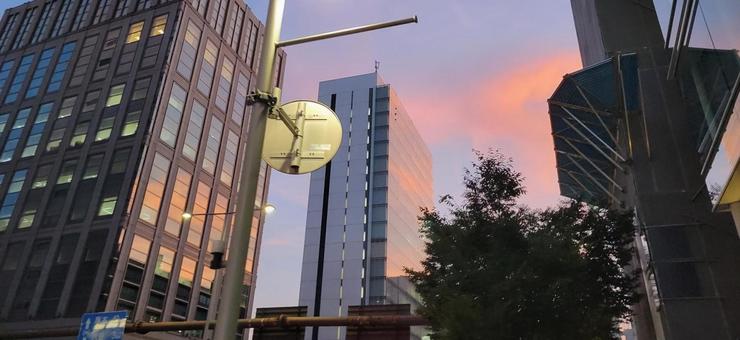 夕方のビル街 夕方のビル街 ビル,夕方,街並みの写真素材