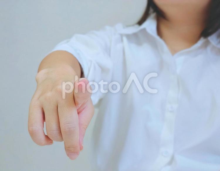 指を指す女性 指摘,指図,説教の写真素材