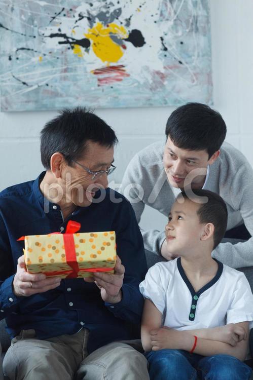 プレゼントをもらうアジア人のおじいちゃんと三世代のファミリー4 父の日,アジア人,家族の写真素材
