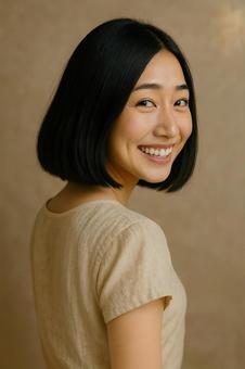 振り向き笑顔の女性 振り向き笑顔の女性の写真