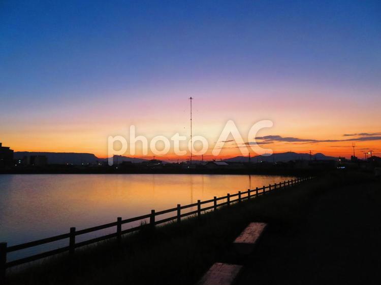 ８月下旬の野田池の日の出前の空 背景,日の出前,空の写真素材