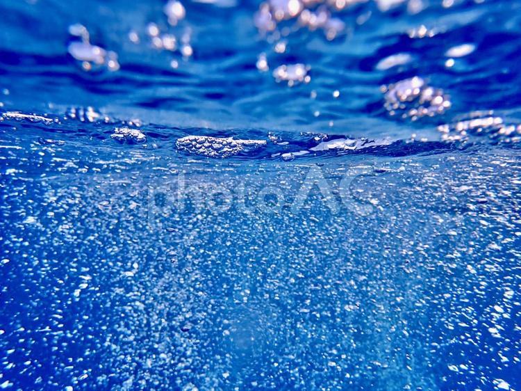 水中の世界2 泡,水中,青の写真素材