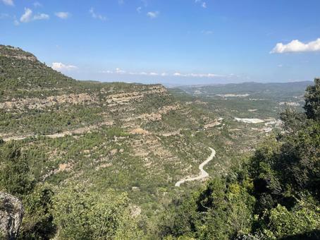 モンセラット山に続く道と線路 モンセラット山に続く道と線路 バルセロナ,スペイン,カタルーニャの写真素材