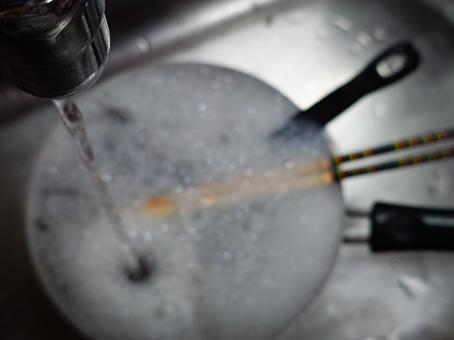 シンクで鍋を洗う 鍋,シンク,台所の写真素材