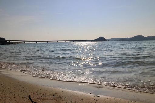 ビーチと角島大橋 ビーチと角島大橋の写真