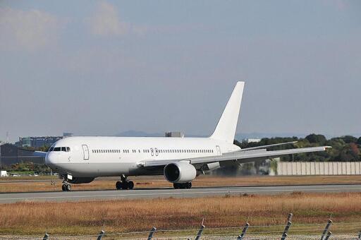 飛行機　ボーイング767　白 旅客機,航空機,エンジンの写真素材