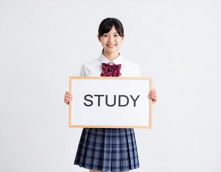 STUDYと書かれたボードをもつ女子生徒 STUDYと書かれたボードをもつ女子生徒の写真