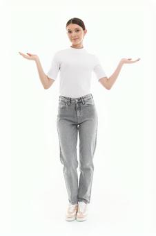 カメラ目線で両手でポーズする女性 カメラ目線で両手でポーズする女性 女性,微笑む,お手上げの写真素材