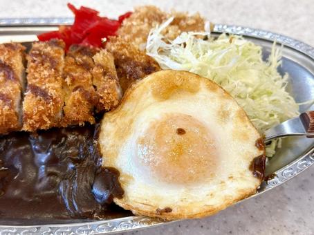 金沢カレー　目玉焼きと唐揚げ乗せ とんかつ,目玉焼き,唐揚げの写真素材