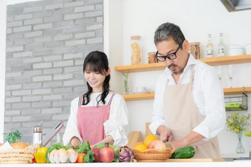 キッチンで料理を作るミドルの夫婦 キッチンで料理を作るミドルの夫婦 料理,夫婦,家族の写真素材