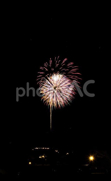 夏の夜空に咲く一輪の花 花火,打ち上げ花火,夏の写真素材