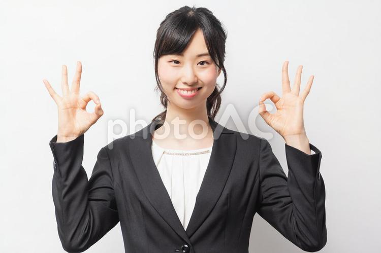 OKのジェスチャーをする若い女性 女性,笑顔,ビジネスの写真素材
