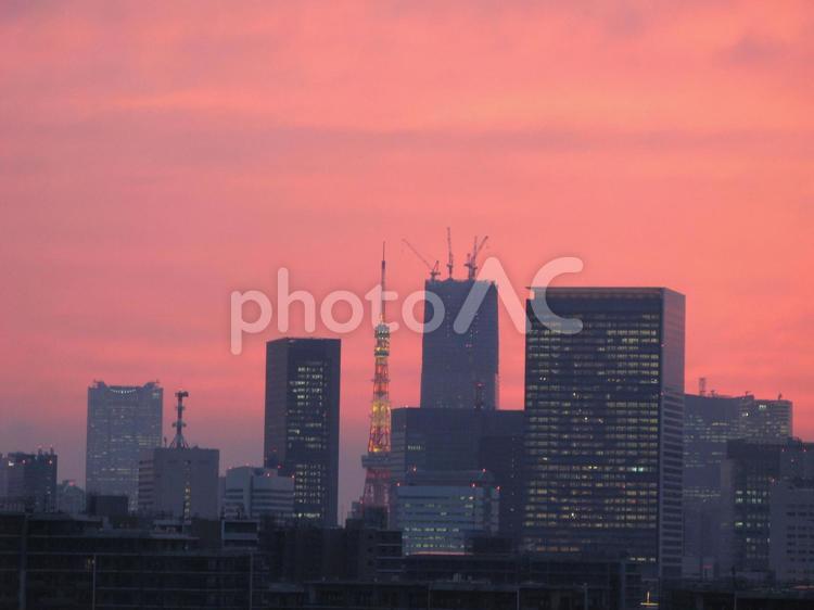 ビルに囲まれた東京タワー　夕暮れ 東京タワー,高層ビル,都会の写真素材